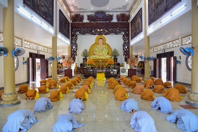 Pratimoksa commandment rite and precept listen at Hoang Phap pagoda